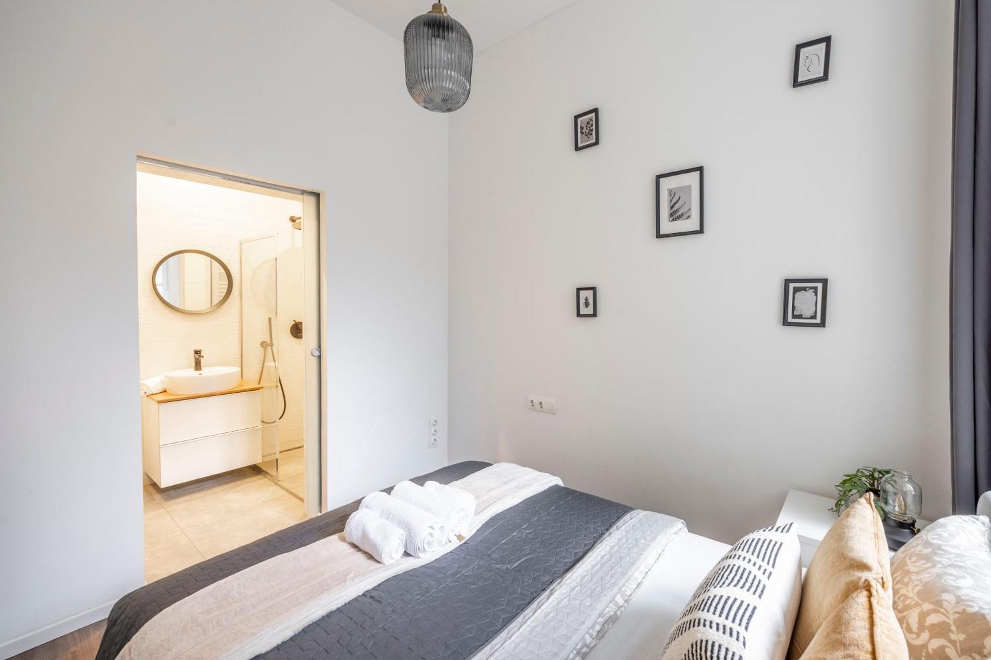 Charming & Cozy Central 1Bedrm Suites ブダペスト エクステリア 写真